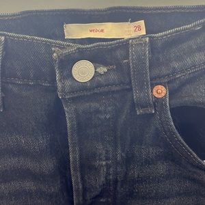 Levi Women’s Wedgie Fit Ankle Jeans | Black | Size 28